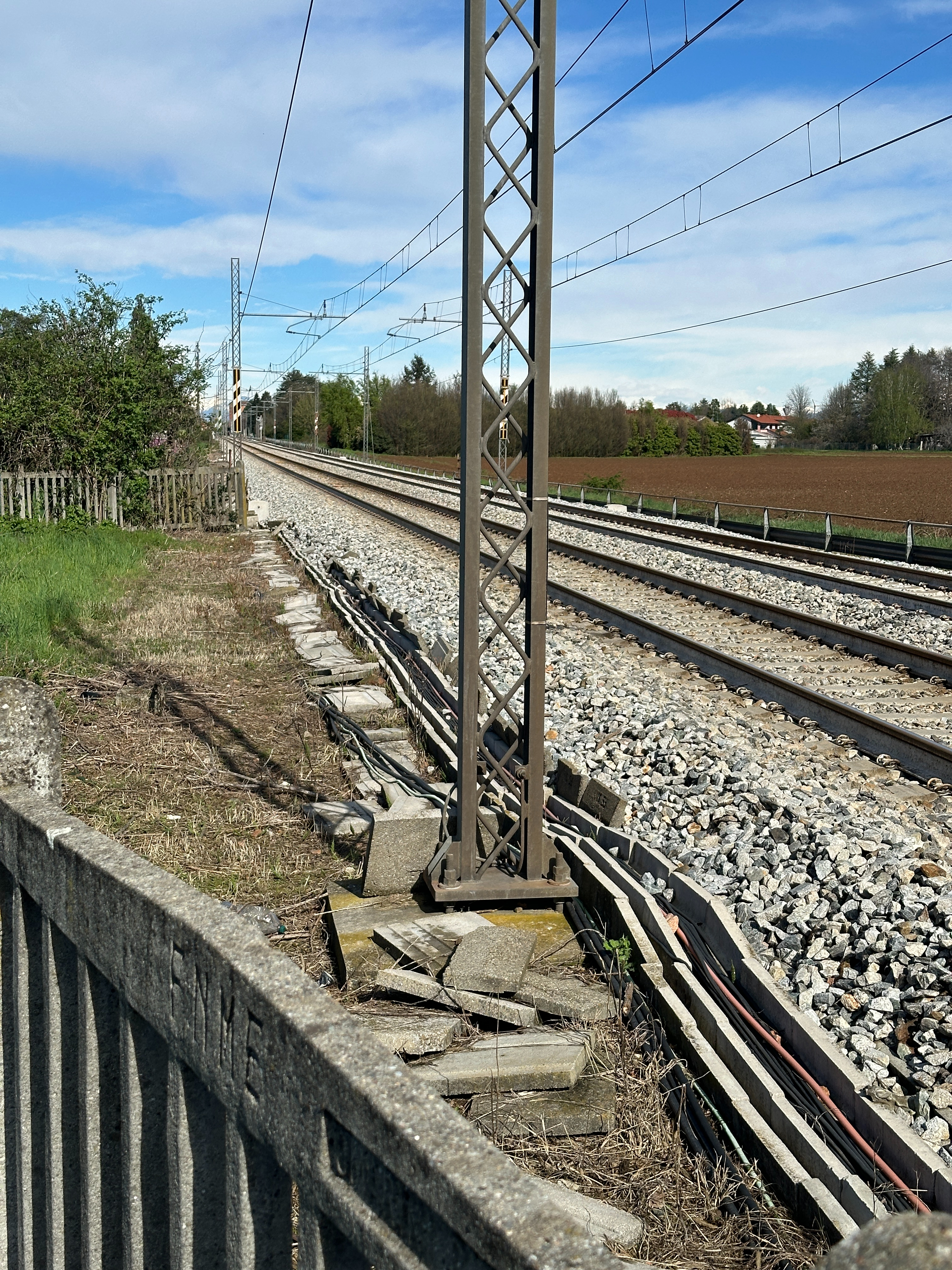 FS catenary mast near Sorrento